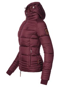 Bordo puffer jakna s prilagođenim oblikom, kapuljačom i džepovima na zip. Ima rebraste manžete i kožni naglasak na rukavu.