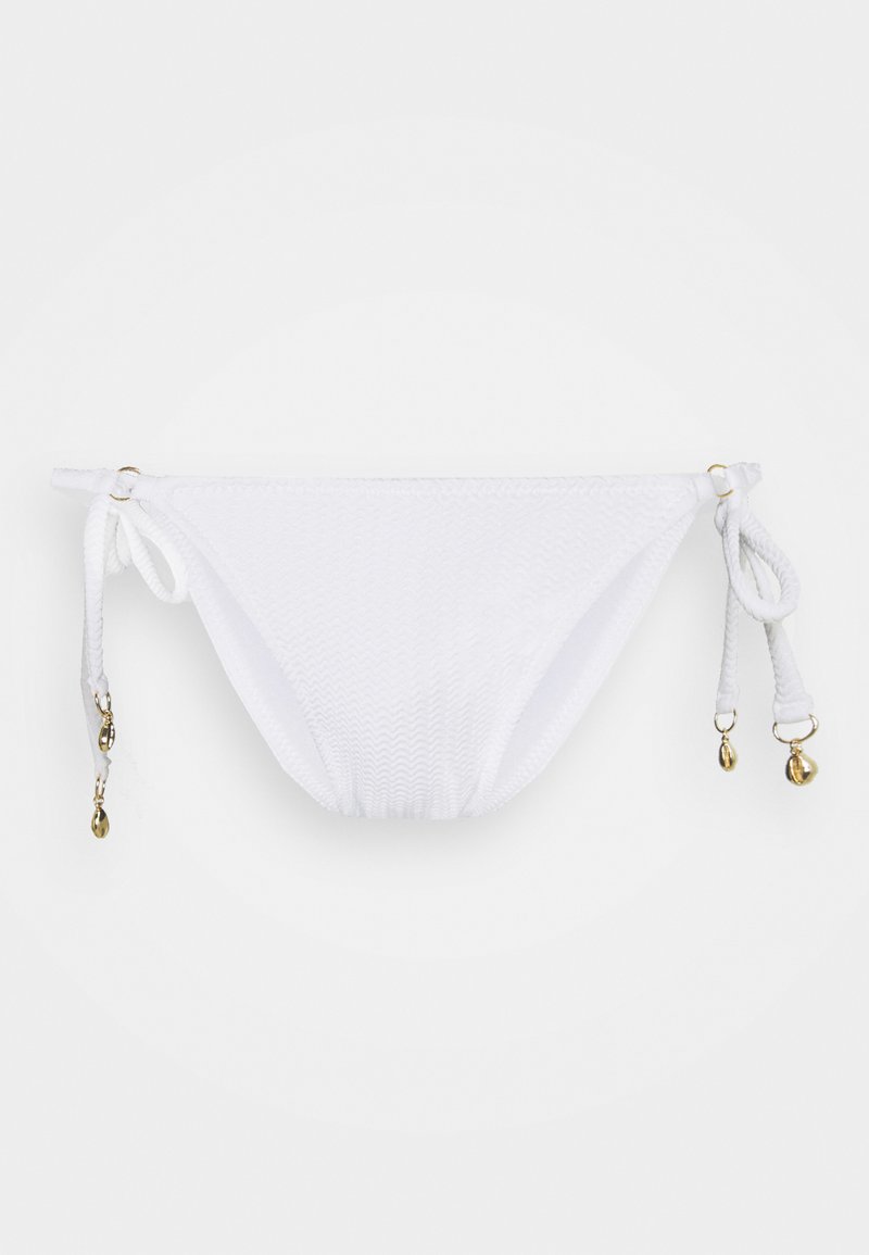 Bela bikini spodnji del z teksturirano tkanino, ki ima stranske vezalke. Zlati detajli na vezalkah s majhnimi okrasnimi zvončki na koncih.
