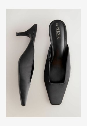 Escarpins noirs en satin à enfiler avec un bout carré, talon légèrement surélevé et texture lisse. Nom de la marque "NEXT" visible sur la semelle intérieure.