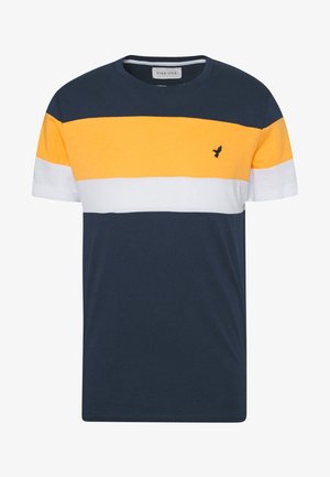 T-shirt in cotone blu navy con strisce orizzontali gialle, bianche e blu navy e un piccolo logo di un uccello nero sul petto. Collo rotondo.