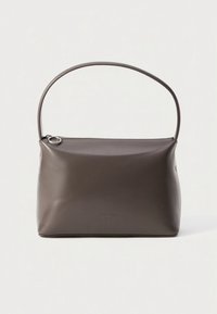 Bolso de mano de cuero marrón con textura suave, diseño minimalista, cierre con cremallera y un solo asa curva.
