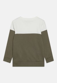 Sudadera con bloques de color en verde oliva y blanco, de manga larga, con cuello redondo y puños y dobladillo acanalados. Material suave de mezcla de algodón.