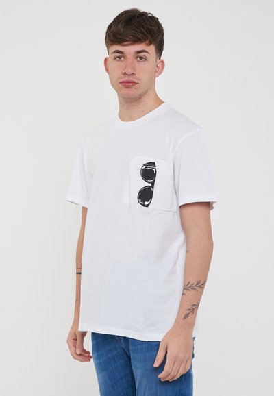 T-shirt bianca in cotone con maniche corte, dotata di una tasca stampata con occhiali da sole. Texture liscia e vestibilità standard.