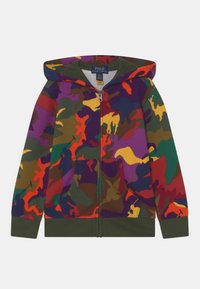 Bluza z kapturem na zamek błyskawiczny w wielokolorowy wzór kamuflażu z odcieniami fioletu, zieleni, pomarańczu i czerwieni, z kontrastującym zielonym ściągaczem na dole i mankietach.