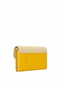Pochette en cuir bicolore jaune et beige avec une texture lisse, un rabat repliable et un accent en chaîne argentée sur le côté.