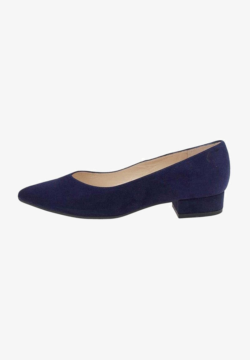 Escarpin en daim bleu marine à petit talon avec bout pointu et talon carré, doublure intérieure beige.