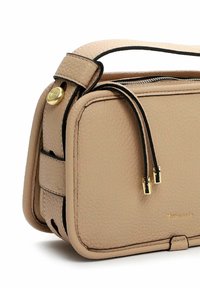 Kávová kožená crossbody taška s texturovaným povrchem, zlatými kovovými prvky, černými akcenty a zipovým uzávěrem. Kompaktní obdélníkový tvar.