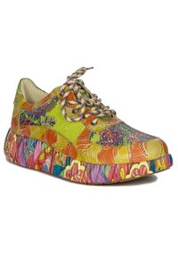 Barevné sneakersy vyrobené z textilu a kůže s zeleným svrškem, složitými vzory v oranžové, růžové a modré barvě, s texturovanou podrážkou.
