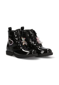 Botas de tobillo de charol negro con un acabado brillante, cierre de cordones en la parte delantera, adornos de corazón y oso, y suelas de goma.