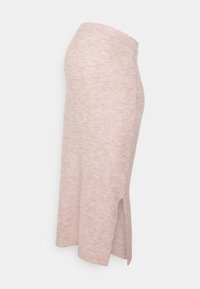 Knälång ribbad stickad kjol i mjuk rosa med en sidssprund, tajt i midjan och något utsvängd mot nederkanten.