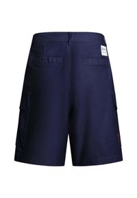 Σκούρα μπλε cargo σορτς με πίσω τσέπες welt, πλαϊνές τσέπες με καπάκι και μια μικρή λευκή ετικέτα στη δεξιά μέση.