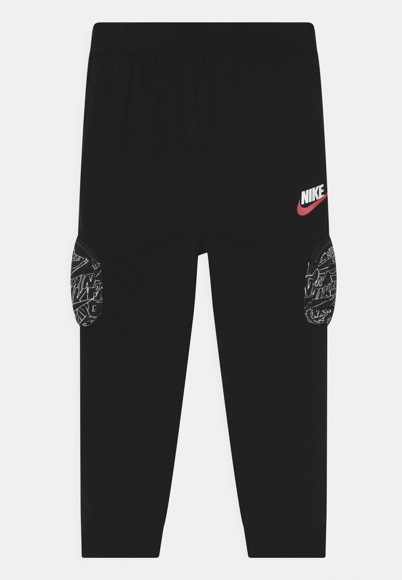 Mustat Nike-housut, joissa on joustava vyötärö, cuffattuja nilkkoja, sivutaskuja kuviollisilla vetoketjuilla ja valkoinen-punainen Nike-logo vasemmassa reidessä.