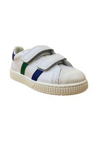 Zapatilla de malla blanca con dos correas de Velcro, que presenta rayas de acento en verde y azul, una puntera texturada y una suela de goma.