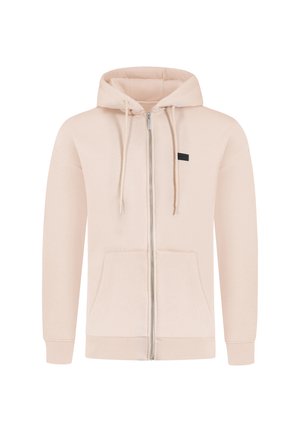 Sudadera con cremallera de color rosa claro, con capucha ajustable mediante cordón, bolsillos frontales, puños de canalé y un pequeño detalle de etiqueta negra. Textura de tela suave y lisa.