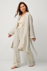 Set di abbigliamento da casa a righe in crema e beige, composto da un accogliente kimono a maniche larghe e pantaloni con coulisse e cintura elastica.