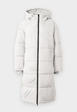 Abrigo acolchado gris claro con capucha, cremallera de longitud completa, mangas largas y detalles en los puños acanalados. Presenta un acolchado con costuras y una textura suave.