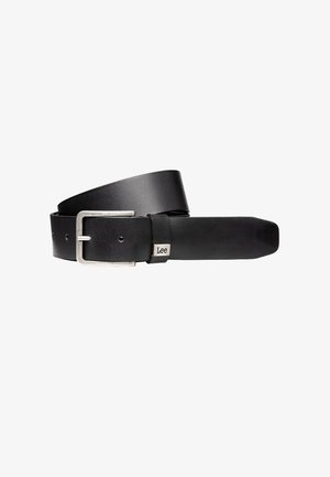 Cinturón de cuero negro con una hebilla de metal en tono plata, que presenta una textura suave, una forma rectangular y un pequeño logotipo metálico como acento.