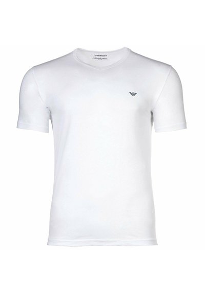 T-shirt blanc à manches courtes et col en V en coton, avec un petit logo bleu sur la poitrine gauche et une texture lisse et légère.