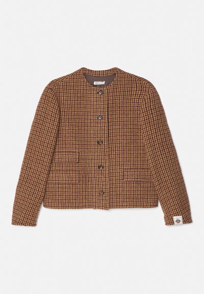 Brun houndstooth-mønstrede jakke med rund hals, fem knapper, to forlommer og et lille mærke på kanten.