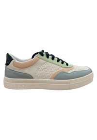 Sneaker med en struktureret hvid overflade, lyseblå og pastelfarvede accenter, sorte snørebånd og en chunky off-white sål med brandnavnet.