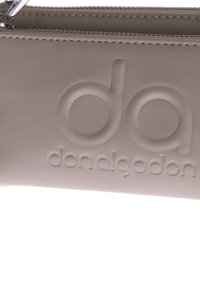 Bolsita de imitación cuero gris con el logo 'don algodon' en relieve, que cuenta con un cierre de cremallera y una textura suave. Forma rectangular compacta.