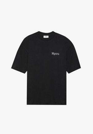 T-shirt de algodão preto com mangas curtas, gola redonda e texto frontal em fonte gótica prateada contrastante. Textura de tecido suave.