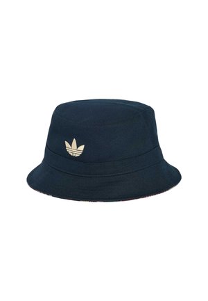Granatowy kapelusz typu bucket z szerokim rondem i białym haftowanym logo Adidas trefoil na środku z przodu.