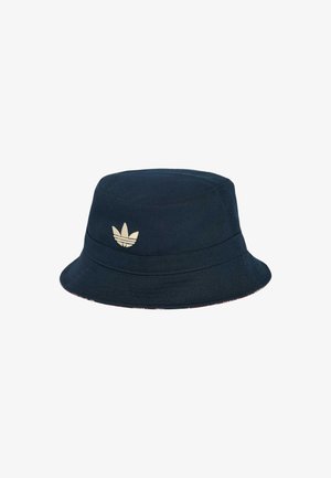 Granatowy kapelusz typu bucket z szerokim rondem i białym haftowanym logo Adidas trefoil na środku z przodu.