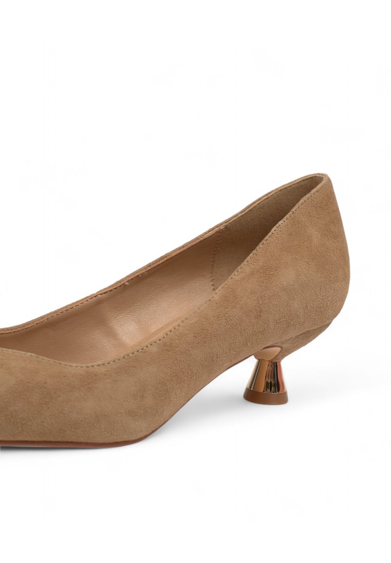 Beige suède pump met een ronde neus en een kleine, flared gouden hak. Gladde binnenvoering en subtiele stikdetails op het bovenwerk.