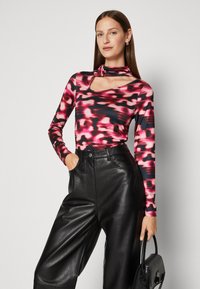 Zign Studio ZI-AW23-D013-SJ NAIA ™ CUT OUT SHIRT - Μπλούζα με μακριά μανίκια - black/pink