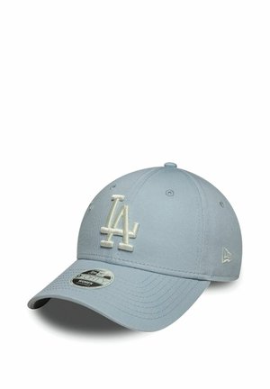 Hellblaues Baseballcap mit weiß gesticktem "LA"-Logo vorne und einer gebogenen Krempe mit einem Aufkleber mit der Aufschrift "9FORTY Women."