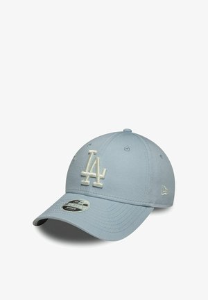 Casquette de baseball bleu clair avec logo "LA" brodé en blanc à l'avant et une visière incurvée avec un autocollant marqué "9FORTY Women."