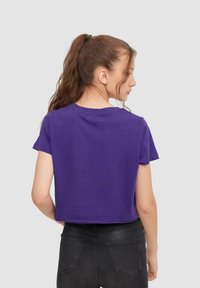 INSIDE CROP HAPPINESS - Camiseta estampada - morado