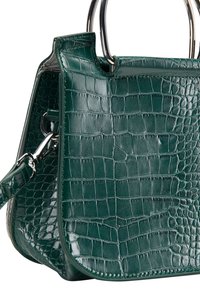 Borsa in pelle verde con stampa coccodrillo e finitura lucida, caratterizzata da una forma elegante e dettagli in metallo.
