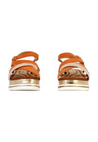 Orange Riemchensandalen mit einem metallisch goldenen Band, weißer Sohle und verstellbarem Knöchelriemen. Verfügt über eine strukturierte Innensohle für Komfort.