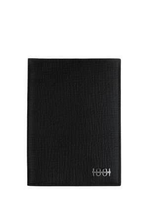 Schwarzes, strukturiertes Lederportemonnaie mit kleinem metallischem "1881"-Logo in der unteren rechten Ecke, geschlossen dargestellt auf weißem Hintergrund.