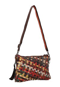 Flettet crossbody taske med flerfarvede syntetiske strimler, rektangulær form og justerbar rem med brune og orange accenter.