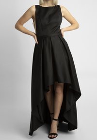 Schwarzes Maxikleid mit einem Hoch-Tief-Saum, ärmellosem Design und einer glatten Satinoberfläche. Verfügt über ein tailliertes Oberteil und einen gefältelten Rock.