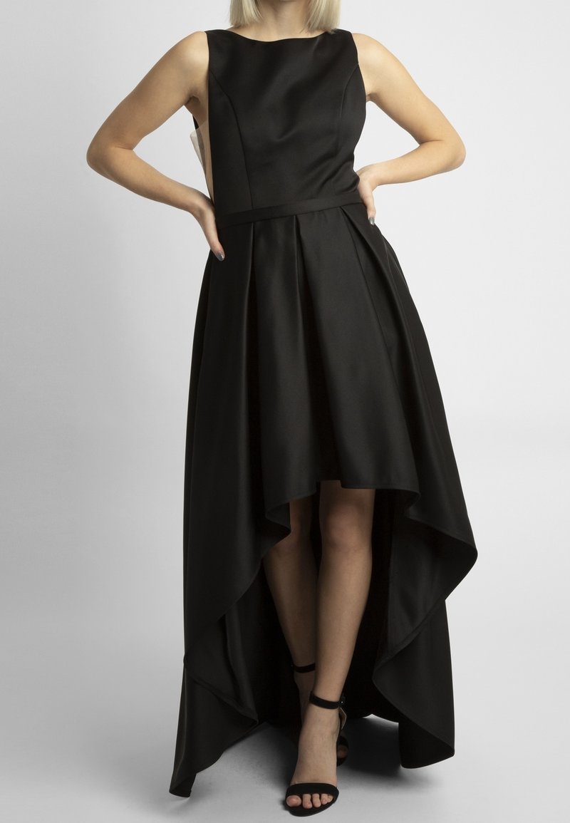 Schwarzes Maxikleid mit einem Hoch-Tief-Saum, ärmellosem Design und einer glatten Satinoberfläche. Verfügt über ein tailliertes Oberteil und einen gefältelten Rock.