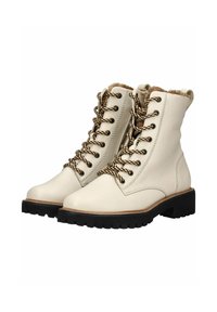 Botas de tobillo de cuero blanco con exterior texturizado, suelas de goma negra gruesas y acentos metálicos en los cordones. Forro de pelo visible en la parte superior.