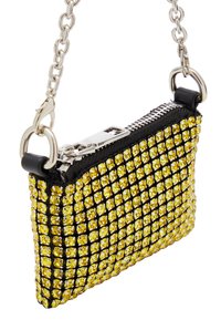 Gelbe mit Strass besetzte Clutch-Tasche mit einem schwarzen Stoffboden, silbernem Reißverschluss und Kettenriemen. Kompakte rechteckige Form.