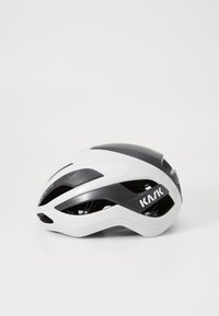 Weißer und schwarzer Fahrradhelm mit aerodynamischem Design, ausgestattet mit Belüftungsöffnungen und dem eindeutig hervorgehobenen "Kask"-Markenlogo.
