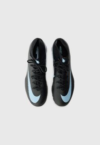 Svarta fotbollsskor i texturerat syntetmaterial, med en ljusblå Nike Swoosh, snörning och en lågskuren design för smidighet.