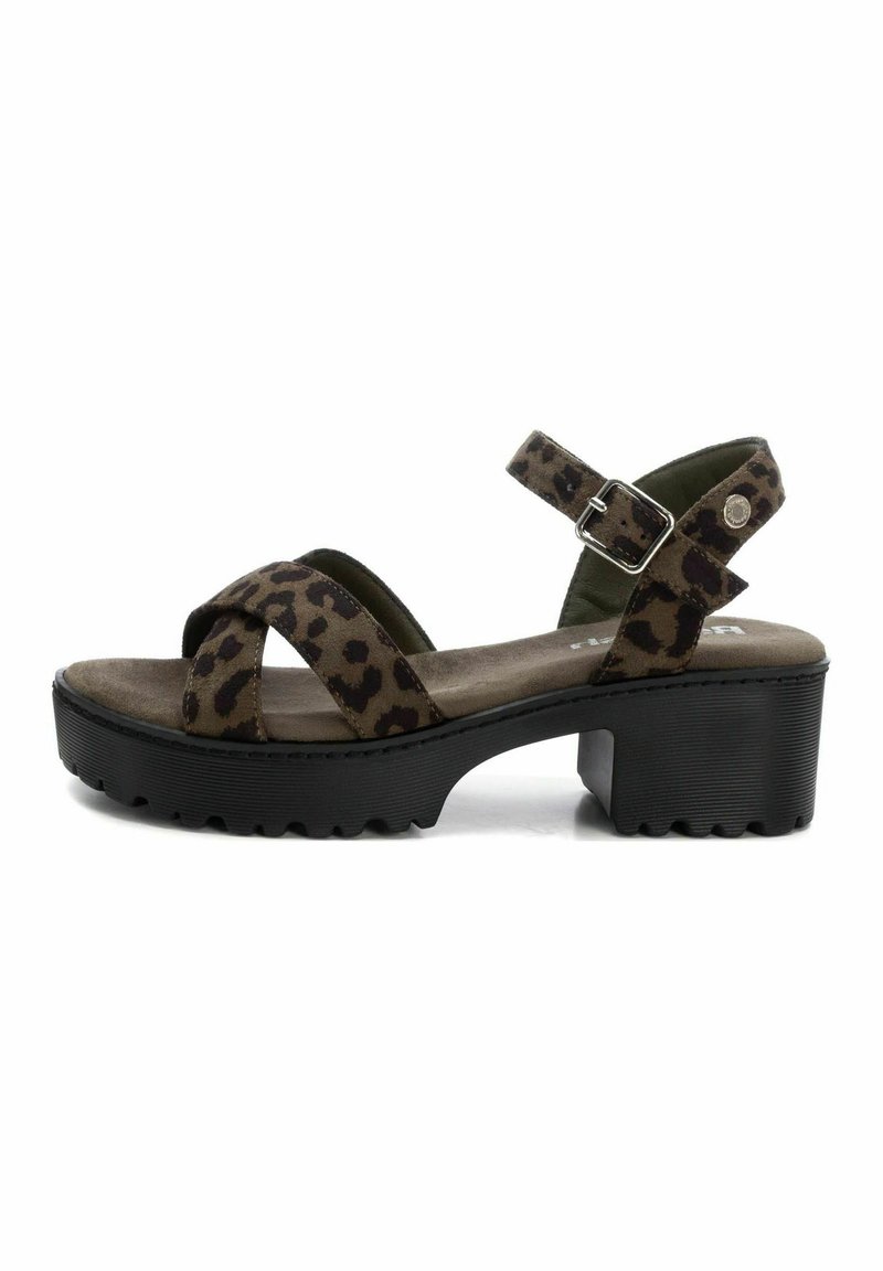 Sandalias de plataforma de estampado de leopardo con correas cruzadas, material de ante suave, suela de goma negra y correa ajustable en el tobillo.