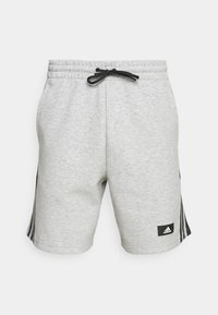 Pantalones cortos deportivos grises de mezcla de algodón, con cinturilla elástica, cordón y rayas laterales negras con un parche del logo de Adidas.