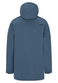 Veste imperméable bleue avec capuche, dotée d'une texture lisse, de manches longues et d'un logo sur le haut du dos. Design simple et pratique.