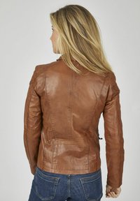 Braune Lederjacke mit Nähten und strukturiertem Rückendetail. Besitzt ein schmal geschnittenes Design und eine glatte, glänzende Oberfläche.
