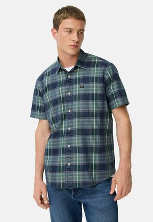 Korte mouwen geruite overhemd in marineblauw, groen en wit; met een button-down kraag en één borstzak. Gemaakt van katoen.