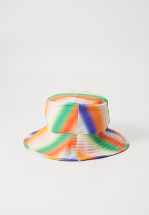 Kapa zložena iz lahkega materiala, z vzorcem tie-dye v živahnih barvah oranžne, zelene, vijolične in modre, ter mehko teksturo.