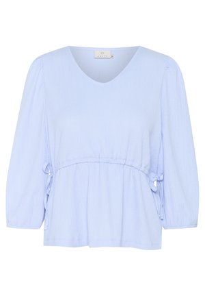 Blusa azzurra chiara con scollatura a V, maniche a tre quarti e dettaglio in vita arricciato. Tessuto morbido e testurizzato con lacci laterali per la regolazione.